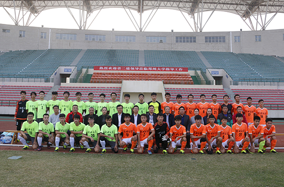 郑州大学、平博足球_平博（中国）有关领导与足球队员合影留念.jpg