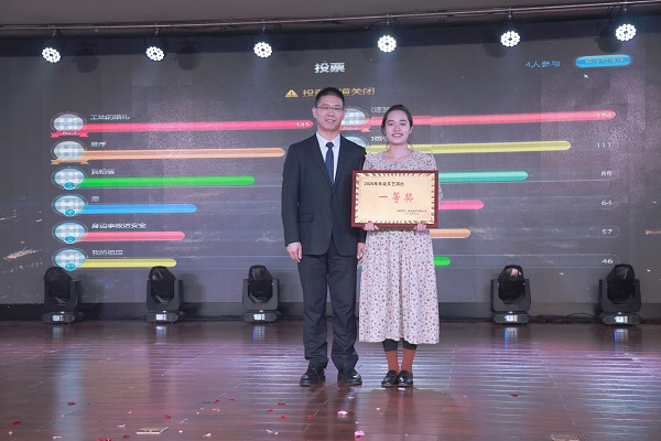 23祝总为一等奖颁奖.jpg 23祝总为一等奖颁奖.jpg