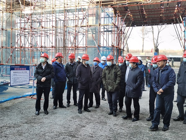 1、平博足球_平博（中国）领导与华能集团领导参观施工现场.jpg