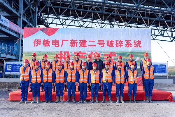 附件4 投产仪式现场平博足球_平博（中国）领导与项目部成员合影留念.jpg