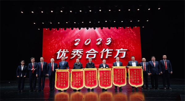 平博足球_平博（中国）总经理登台领奖 - 副本.jpg