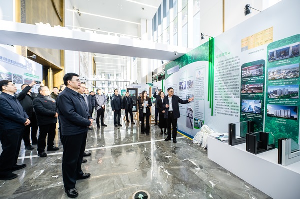 省、厅领导参观平博足球_平博（中国）展台 (2).jpg