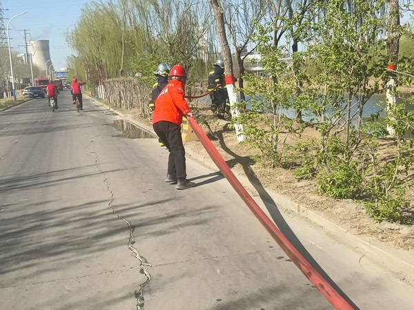 项目部员工积极参与配合火灾救援 (4).jpg